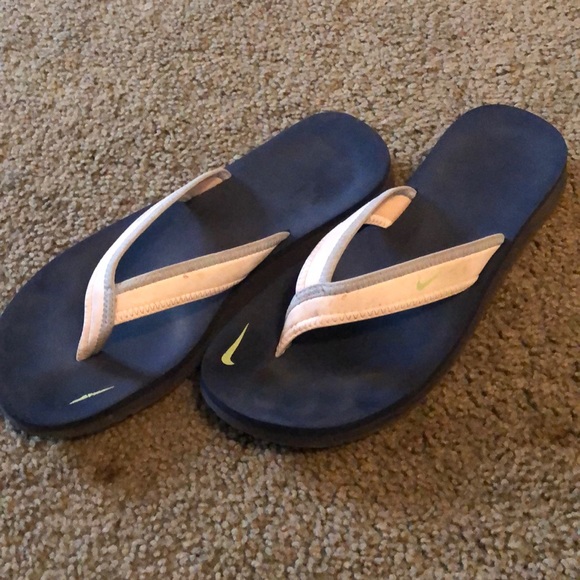 2 pairs Nike Sandals - Picture 3 of 5